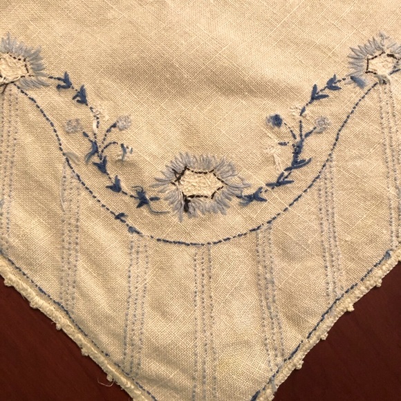 Vintage hand-stitched table topper - Picture 5 of 7